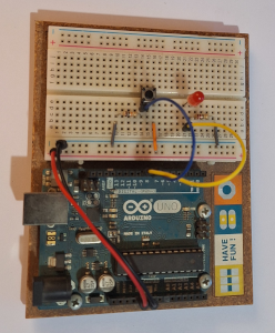 Un montage qui montre la méthode Pull-Down pour allumer une LED avec un interrupteur sur un Arduino.